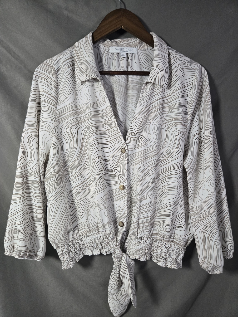 Sweet Rain Cream & Taupe Wave‑Pattern Tie‑Hem Button Front Top – Size XL